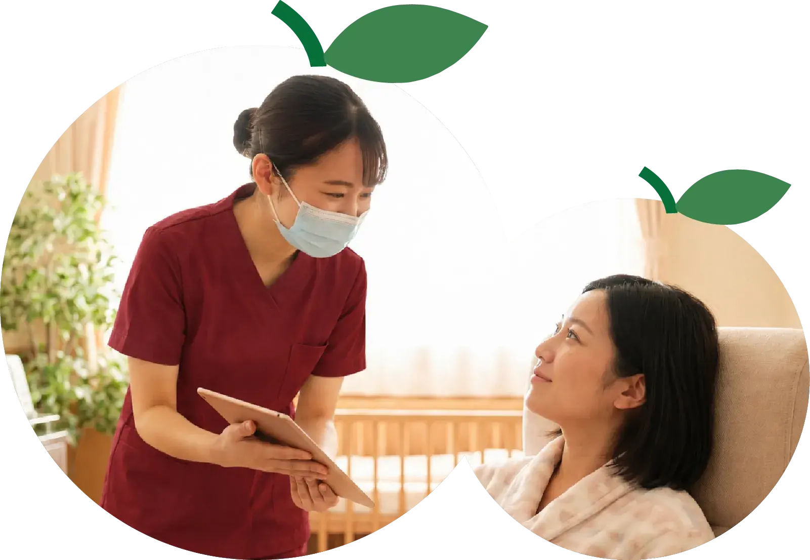 護理師拿著平板向休養中的媽媽說明照護內容