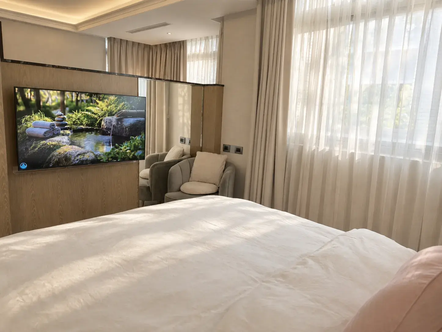 VIP03房 床鋪與電視隔屏