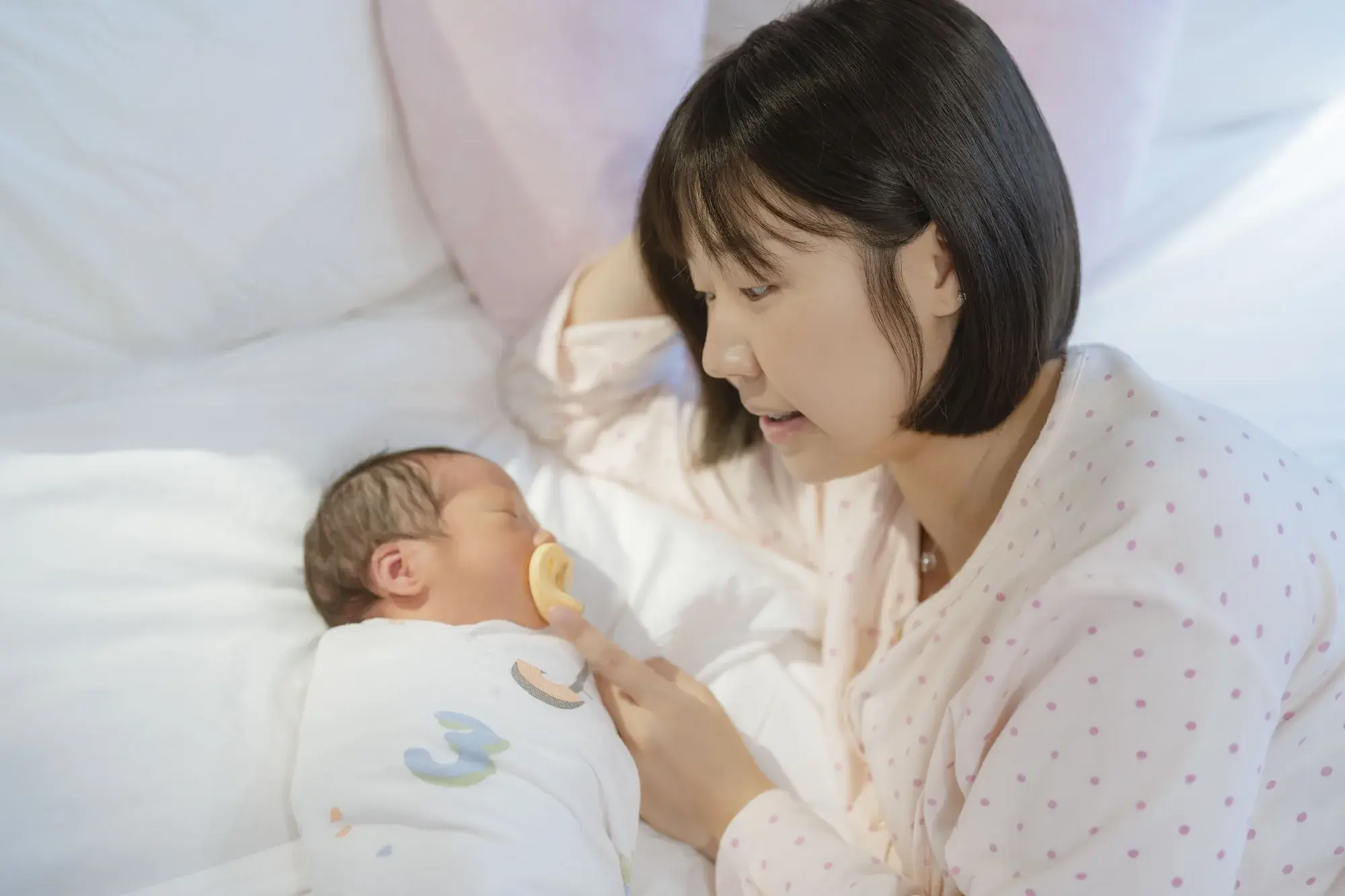 媽媽在房內抱著新生兒